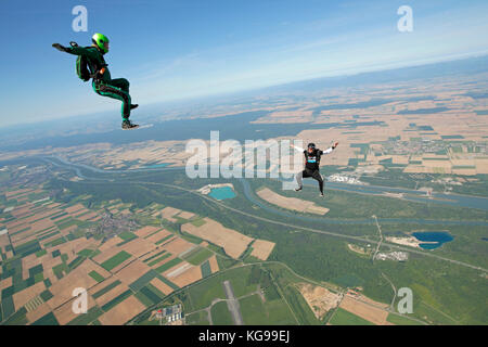 Cette formation est l'équipe de parachutisme freefly la position assis ensemble. C'est amusement en volant autour de l'autre haut dans le ciel. Banque D'Images