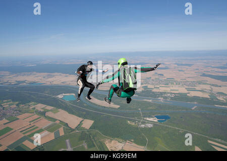 Cette formation est l'équipe de parachutisme freefly la position assis ensemble. C'est amusement en volant autour de l'autre haut dans le ciel. Banque D'Images