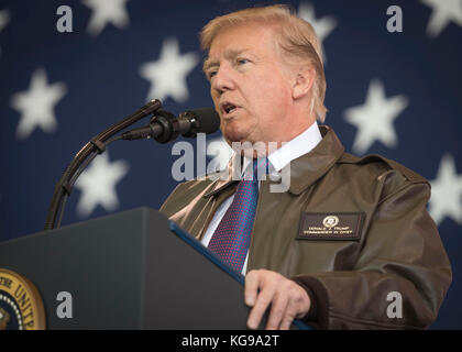 Le président Donald J. Trump service adresses membres pendant une troupe Talk, le 5 novembre 2017, à Yokota Air Base, le Japon. Banque D'Images