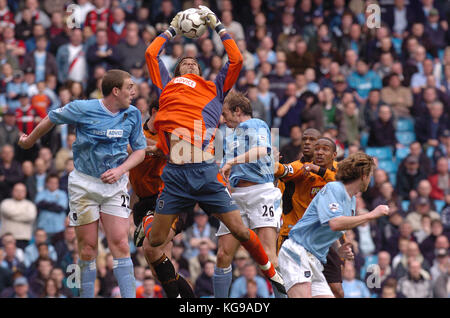 Le gardien David James, joueur de Manchester City v Wolverhampton Wanderers 10 Avril 2004 Banque D'Images