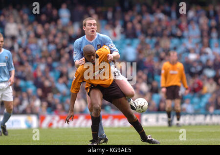 Joueur de Richard Dunne et Carl Cort Manchester City v Wolverhampton Wanderers 10 Avril 2004 Banque D'Images