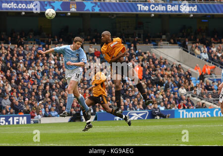 Joueur de Carl Cort et Michael Tarnat Wolverhampton Wanderers v Manchester City 10 Avril 2004 Banque D'Images