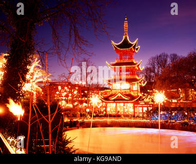 Décorations de Noël et pagode chinoise dans les jardins de Tivoli, Copenhague, Danemark Banque D'Images