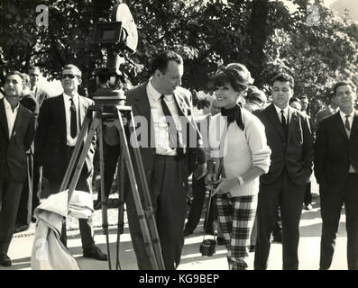 Réalisateur italien Mario Cecchi-Gori et actrice américaine Joan Collins au tournage oncle était un vampire (1959) Banque D'Images