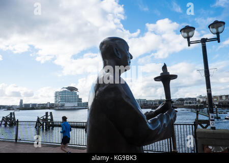 L'harmonie mondiale,Paix,statue,,Sri Chinmoy,la baie de Cardiff, capitale du Pays de Galles,de,ville,Cardiff,Center,Welsh,Royaume-uni,UK,l'Europe, Banque D'Images