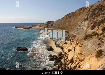 Les Randonneurs marchant le long de la côte de Gozo près d Ix-Xatt l-Ahmar Banque D'Images