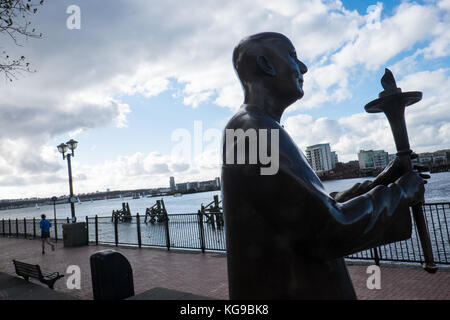 L'harmonie mondiale,Paix,statue,,Sri Chinmoy,la baie de Cardiff, capitale du Pays de Galles,de,ville,Cardiff,Center,Welsh,Royaume-uni,UK,l'Europe, Banque D'Images