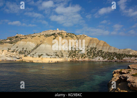 Gozo, Malte. Baie à ix-Xatt l-Ahmar dominé par le Fort Chambray Banque D'Images