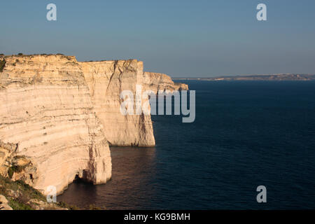 Falaises Sanap, Gozo, Comino et Malte avec visible dans la distance Banque D'Images
