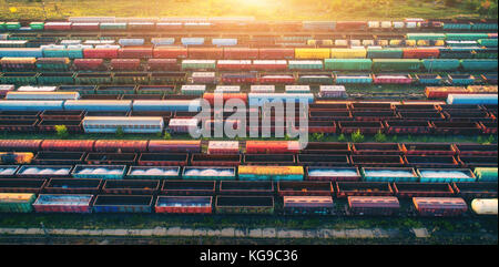 Vue de dessus de trains de fret. Vue aérienne du drone volant colorées de trains de marchandises sur la gare. wagons à marchandises sur railroad. heavy indust Banque D'Images