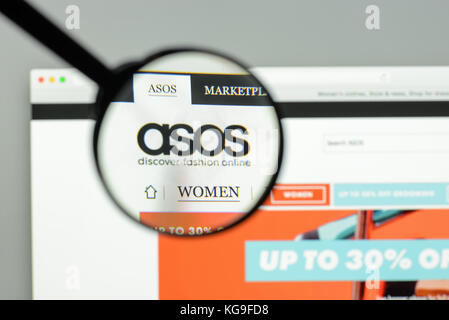 Milan, Italie - 7 mai 2017 : ASOS accueil du site. C'est un british fashion boutique e-commerce. Logo Banque D'Images