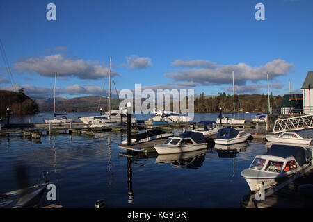 Bowness sur Windermere Cumbria 5 novembre 2017 UN après-midi froid mais lumineux sur le lac Windermere cet après-midi à travers Bowness Marina crédit: David Billige/Alay Live News Banque D'Images