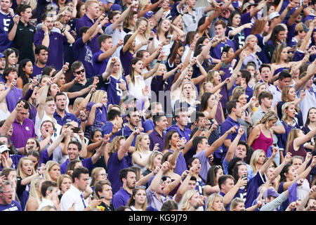 Fort Worth, Texas, USA. 4ème Nov, 2017. Le TCU suscite l'enthousiasme de la foule pendant le jeu entre l'Université du Texas et Texas Christian University à Stade Amon G. Carter à Fort Worth, Texas. Tom Sooter/CSM/Alamy Live News Banque D'Images