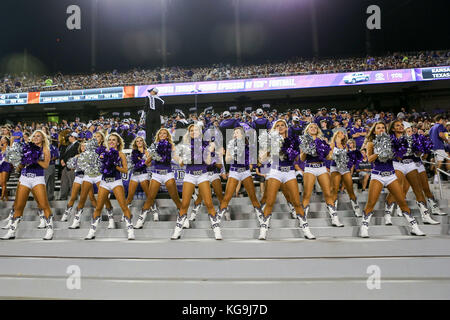 Fort Worth, Texas, USA. 4ème Nov, 2017. Le TCU Showgirls effectuer pendant le jeu entre l'Université du Texas et Texas Christian University à Stade Amon G. Carter à Fort Worth, Texas. Tom Sooter/CSM/Alamy Live News Banque D'Images