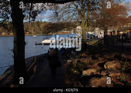 Bowness sur Windermere Cumbria 5 novembre 2017 UN après-midi froid mais lumineux sur le lac Windermere cet après-midi crédit: David Billige/Alay Live News Banque D'Images