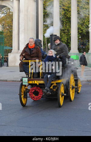 Londres, Royaume-Uni. 5Th Nov, 2017. Un panier à vapeur Salvesen 1896 (propriétaire : John Brydon) traverser Hyde Park Corner, centre de Londres, au cours de l'assemblée annuelle Bonhams Londres à Brighton Veteran Car Run. 454 véhicules pré-1905 fabriqués ont pris part cette année à la course qui se passe sur le premier dimanche de chaque mois de novembre et commémore l'Émancipation original exécuter du 14 novembre 1896. Crédit : Michael Preston/Alamy Live News Banque D'Images