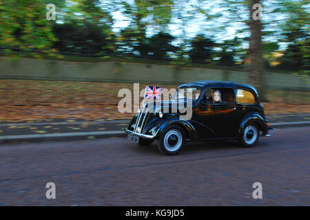 Londres, Royaume-Uni. 5Th Nov, 2017. Une Ford 1955 conduite le long populaires Constitution Hill, le centre de Londres, au cours de l'assemblée annuelle Bonhams Londres à Brighton Veteran Car Run. Le conducteur et son passager ont été portant des masques de prince William et Catherine, duchesse de Cambridge. 454 véhicules pré-1905 fabriqués ont pris part cette année à la course qui se passe sur le premier dimanche de chaque mois de novembre et commémore l'Émancipation original exécuter du 14 novembre 1896. Crédit : Michael Preston/Alamy Live News Banque D'Images