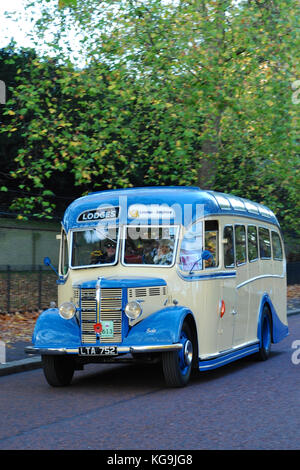 Londres, Royaume-Uni. 5Th Nov, 2017. Chris Evans (DJ, animateur de télévision et de la personnalité) la conduite d'un bus d'époque le long de Constitution Hill au cours de l'assemblée annuelle Bonhams Londres à Brighton Veteran Car Run. Le bus transportait des soumissionnaires qui a recueilli des fonds pour la BBC les enfants dans le besoin de charité. 454 véhicules pré-1905 fabriqués ont pris part cette année à la course qui se passe sur le premier dimanche de chaque mois de novembre et commémore l'Émancipation original exécuter du 14 novembre 1896. Crédit : Michael Preston/Alamy Live News Banque D'Images