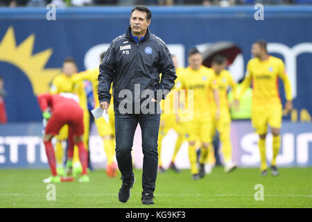 Rostock, Deutschland. 05 novembre 2017. Formateur Alois Schwartz (KSC). GES/ Fussball/ 3. Liga : Hansa Rostock - Karlsruher SC, 05.11.2017 |utilisation dans le monde entier crédit : dpa/Alamy Live News Banque D'Images