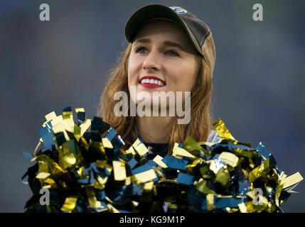 04 novembre 2017 : Notre Dame cheerleader effectue au cours de NCAA football action de jeu entre le service et les diacres démon de la forêt Notre Dame Fighting Irish de Notre Dame Stadium à South Bend, Indiana. Notre Dame défait 48-37 Wake Forest. John Mersits/CSM Banque D'Images