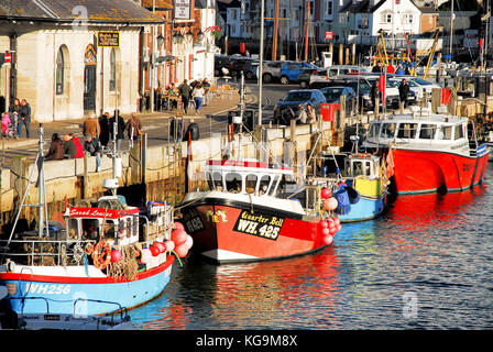 Weymouth, Dorset. 5 novembre 2017 - les gens habiller chaudement et profiter d'un après-midi d'automne ensoleillé, à Weymouth, vieux port crédit : Stuart fretwell/Alamy live news Banque D'Images