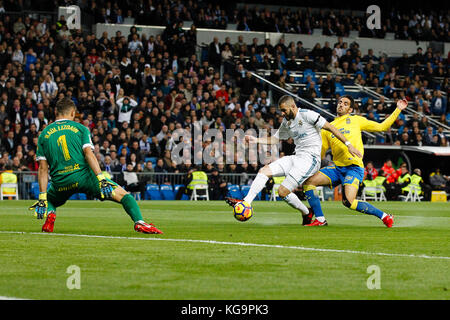 Raul Lizoain (1) UD Las Palmas's player. Karim Benzema (9) joueur du Real Madrid. La Liga entre le Real Madrid vs UD Las Palmas au Santiago Bernabeu à Madrid, Espagne, le 5 novembre 2017 . Más Información Gtres Crédit : Comuniación sur ligne, S.L./Alamy Live News Banque D'Images