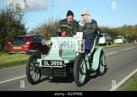 Sussex, UK. 5Th nov, 2017. Des centaines de voitures pré-1905 veteran, y compris ce 1901 daracq, prendre part à la course annuelle de Londres à Brighton. crédit : Roland ravenhill/Alamy live news Banque D'Images