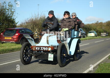 Sussex, UK. 5Th nov, 2017. Des centaines de voitures pré-1905 veteran prendre part à l'assemblée annuelle de Londres Brighton exécuter. Cette voiture est un crédit 1901 daracq : Roland ravenhill/Alamy live news Banque D'Images