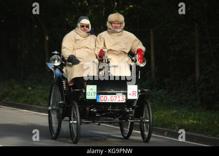 Sussex, UK. 5Th nov, 2017. Des centaines de voitures pré-1905 veteran prendre part à l'assemblée annuelle de Londres à Brighton, c'est un run 1898 benz. crédit : Roland ravenhill/Alamy live news Banque D'Images