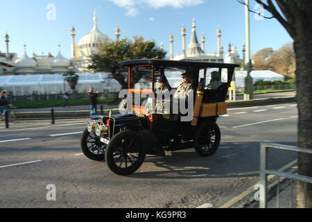 Sussex, UK. 5Th nov, 2017. Des centaines de voitures pré-1905 veteran prendre part à l'assemblée annuelle de Londres Brighton exécuter. crédit : Roland ravenhill/Alamy live news Banque D'Images