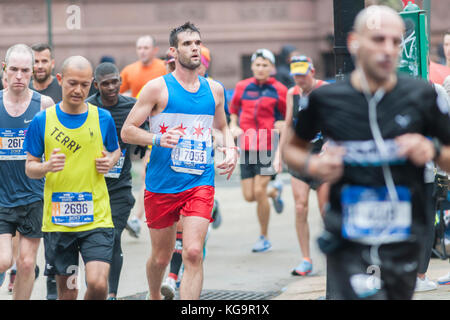 New York, USA. 05Th nov, 2017. porteur passer par Harlem à New York, à proximité de la 22 mile mark près de Mount Morris Park le dimanche, Novembre 5, 2017 dans le 47e tcs annuel new york city marathon. Environ 50 000 coureurs de plus de 120 pays sont attendus pour participer à la course, le plus grand marathon. ( © Richard b. levine) crédit : Richard levine/Alamy live news Banque D'Images