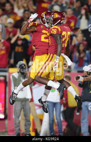 4 novembre 2017 - Los Angeles, CA, US - 4 novembre, 2017 : le receveur USC Trojans Tyler Vaughns (21) et de l'USC Trojans Aca running back'Cedric Ware (28) célébrer dans le jeu entre les Arizona Wildcats et les USC Trojans, le Los Angeles Memorial Coliseum de Los Angeles, CA. Peter Renner and Co (crédit Image : © Peter Renner and Co via Zuma sur le fil) Banque D'Images