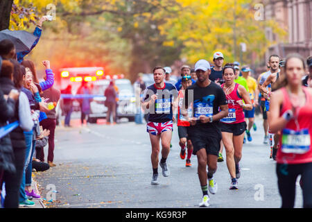 New York, USA. 05Th nov, 2017. porteur passer par Harlem à New York, à proximité de la 22 mile mark près de Mount Morris Park le dimanche, Novembre 5, 2017 dans le 47e tcs annuel new york city marathon. Environ 50 000 coureurs de plus de 120 pays sont attendus pour participer à la course, le plus grand marathon. ( © Richard b. levine) crédit : Richard levine/Alamy live news Banque D'Images