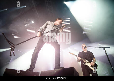 Chemnitz, Allemagne. 5 novembre 2017. Le chanteur Andreas Frege (Campino) (gauche-droite) et le guitariste Andreas von Holst (Kuddel) du groupe Die Toten Hosen (The Dead Trousers) jouent au début de leur tournée Laune der Natour en Allemagne à Chemnitz, en Allemagne, le 5 novembre 2017. Crédit : Gregor Fischer/dpa/Alamy Live News Banque D'Images