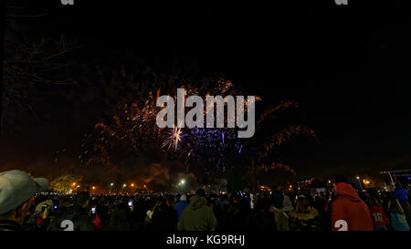 Glasgow, Ecosse, Royaume-Uni. 5Th Nov, 2017. Un ciel clair et de nuit froide de Drumchapel annuelle, le Winterfest, avec musique live, fête foraine manèges et stands et un spectaculaire feu d'artifice à Drumchapel Park. Credit : Gérard ferry/Alamy Live News Banque D'Images