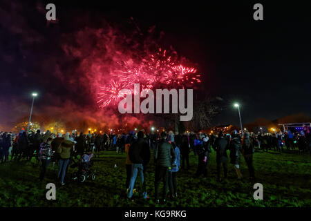 Glasgow, Ecosse, Royaume-Uni. 5Th Nov, 2017. Un ciel clair et de nuit froide de Drumchapel annuelle, le Winterfest, avec musique live, fête foraine manèges et stands et un spectaculaire feu d'artifice à Drumchapel Park. Credit : Gérard ferry/Alamy Live News Banque D'Images