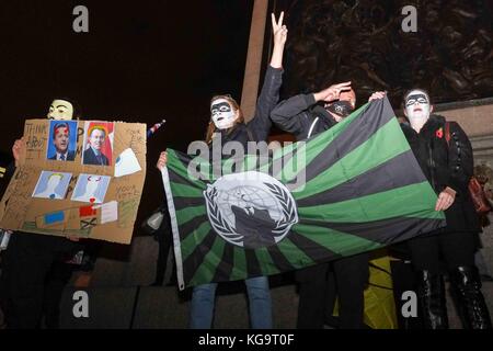 London, UK 5th Nov 2017. Les manifestants dont beaucoup porter style V pour Vendetta masque de visage, prendre part à l''Million' Mars masque la manifestation contre le gouvernement et le capitalisme. Organisé par groupe d'activiste et anonyme qui a eu lieu sur la nuit de Guy Fawkes. Guy Fawkes a tenté de faire exploser la maison du Parlement. Credit : claire doherty/Alamy Live News Banque D'Images