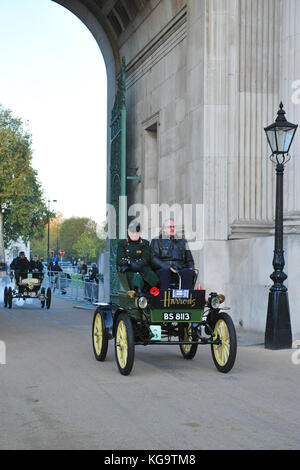 Londres, Royaume-Uni. 5Th Nov, 2017. 1901 Une voiture électrique Cleveland Waverley (propriétaire : Michael Ward) conduite par l'arche de Wellington, dans le centre de Londres, au cours de l'assemblée annuelle Bonhams Londres à Brighton Veteran Car Run. 454 véhicules pré-1905 fabriqués ont pris part cette année à la course qui se passe sur le premier dimanche de chaque mois de novembre et commémore l'Émancipation original exécuter du 14 novembre 1896. Crédit : Michael Preston/Alamy Live News Banque D'Images