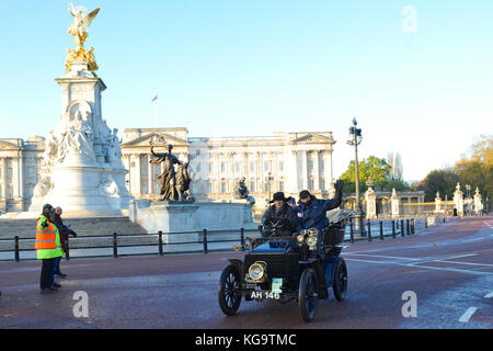 Londres, Royaume-Uni. 5Th Nov, 2017. Un tonneau de Wolseley 1903 (propriétaire : Guy Middleton) passant le palais de Buckingham, le centre de Londres, au cours de l'assemblée annuelle Bonhams Londres à Brighton Veteran Car Run. 454 véhicules pré-1905 fabriqués ont pris part cette année à la course qui se passe sur le premier dimanche de chaque mois de novembre et commémore l'Émancipation original exécuter du 14 novembre 1896. Crédit : Michael Preston/Alamy Live News Banque D'Images