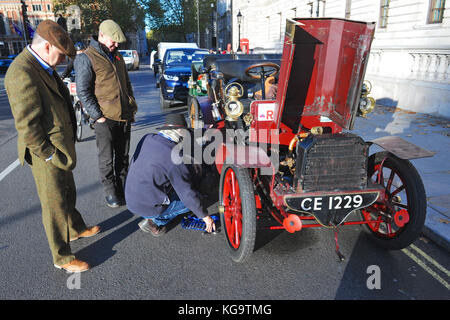 Londres, Royaume-Uni. 5Th Nov, 2017. Un tonneau 1903 Gladiator (propriétaire : Andrew Hayden) en réparation après une panne dans le centre de Londres au cours de l'assemblée annuelle Bonhams Londres à Brighton Veteran Car Run. 454 véhicules pré-1905 fabriqués ont pris part cette année à la course qui se passe sur le premier dimanche de chaque mois de novembre et commémore l'Émancipation original exécuter du 14 novembre 1896. Crédit : Michael Preston/Alamy Live News Banque D'Images