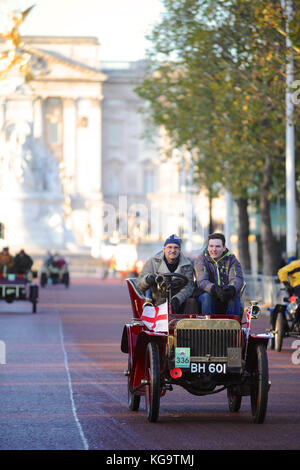 Londres, Royaume-Uni. 5Th Nov, 2017. Un mécanicien anglais 1904 Tonneau (propriétaire : John Shawe) conduite le long du Mall, le centre de Londres, au cours de l'assemblée annuelle Bonhams Londres à Brighton Veteran Car Run. 454 véhicules pré-1905 fabriqués ont pris part cette année à la course qui se passe sur le premier dimanche de chaque mois de novembre et commémore l'Émancipation original exécuter du 14 novembre 1896. Crédit : Michael Preston/Alamy Live News Banque D'Images