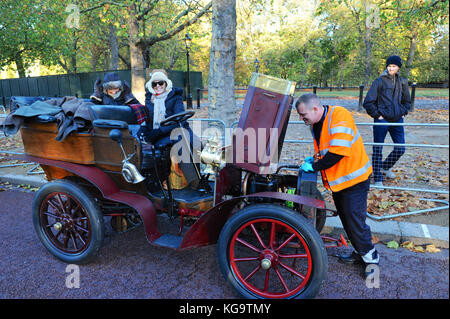 Londres, Royaume-Uni. 5Th Nov, 2017. Un tonneau 1903 Gladiator (propriétaire : Andrew Hayden) en réparation après une panne dans le centre de Londres au cours de l'assemblée annuelle Bonhams Londres à Brighton Veteran Car Run. 454 véhicules pré-1905 fabriqués ont pris part cette année à la course qui se passe sur le premier dimanche de chaque mois de novembre et commémore l'Émancipation original exécuter du 14 novembre 1896. Crédit : Michael Preston/Alamy Live News Banque D'Images