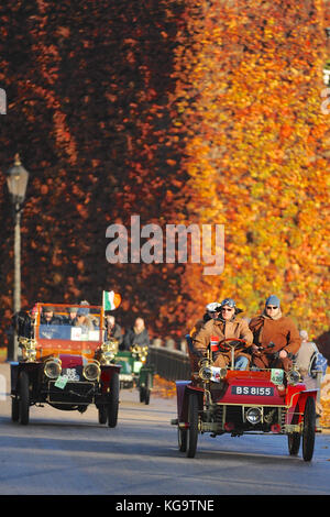 Londres, Royaume-Uni. 5Th Nov, 2017. Conduite de véhicules Vintage Horse Guards Parade passé, le centre de Londres, au cours de l'assemblée annuelle Bonhams Londres à Brighton Veteran Car Run. 454 véhicules pré-1905 fabriqués ont pris part cette année à la course qui se passe sur le premier dimanche de chaque mois de novembre et commémore l'Émancipation original exécuter du 14 novembre 1896. Crédit : Michael Preston/Alamy Live News Banque D'Images