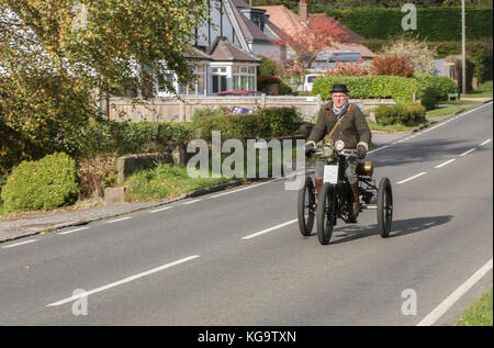 Londres, Royaume-Uni. 5Th Nov, 2017. Vélo Vintage participe à Londres à Brighton le rallye de voitures Vintage 2017. Crédit : Richard avis/Alamy Live News Banque D'Images