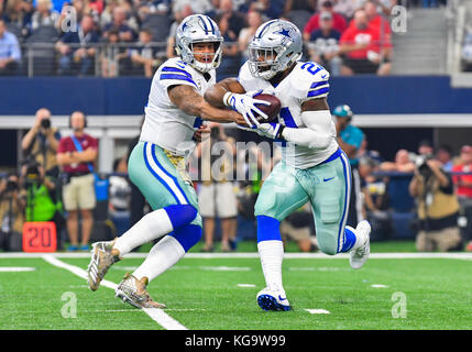 Novembre 05, 2017 : Dallas Cowboys quarterback Dak Prescott # 4 mains le ballon à Dallas Cowboys running back Ézéchiel Elliott # 21 dans la première pièce du jeu pendant un match de football américain NFL entre les Chiefs de Kansas City et les Dallas Cowboys à AT&T Stadium à Arlington, TX Albert Pena/CSM Banque D'Images