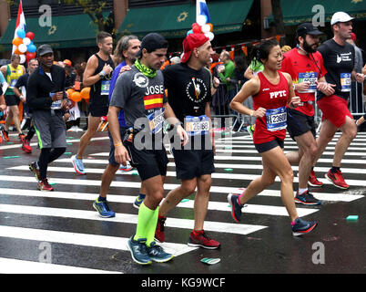 New York City, New York, USA. 4ème Nov, 2017. Porteur exécuter jusqu'1st Avenue à Manhattan au cours de la New York City Marathon. Credit : Nancy/Kaszerman ZUMA Wire/Alamy Live News Banque D'Images