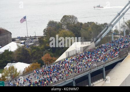 Les coureurs traversent-verrazano Narrows Bridge au début de la new york city marathon annuel comme un bateau de patrouille de la Garde côtière canadienne fournit la sécurité de l'eau le 5 novembre 2017 à Staten Island. Banque D'Images