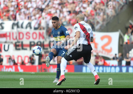 Buenos Aires, Argentine. 5 novembre 2017. Cristian Pavon de Boca Juniors pendant le derby avec River plate ce dimanche sur le Monumental Stadium de Buenos Aires, Argentine. ( Credit: Néstor J. Beremnum/Alay Live News Banque D'Images