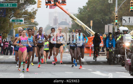 New York, États-Unis. 5 novembre 2017. Vu ici; au centre; en haut rouge pendant la première étape de la course à travers Brooklyn; Shalane Flanagan est la première femme américaine à gagner le marathon de New York City en 40 ans; depuis 1977. Crédit : David Grossman/Alay Live News Banque D'Images