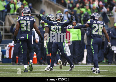 Washington, USA. 5Th Nov, 2017. Seattle Seahawks défensive fin Jarran Reed (90) célèbre un stop défensif évoluait avec Seattle Seahawks Justin Coleman (28) et Seattle Seahawks coffre Kam Chancellor (31) lors d'un match entre les Redskins de Washington et les Seattle Seahawks au champ CenturyLink à Seattle, WA, le 5 novembre 2017. Les Redskins a battu les Seahawks 17-14. Credit : Cal Sport Media/Alamy Live News Banque D'Images